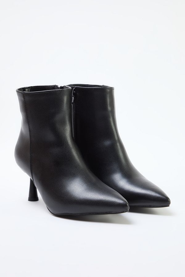 TRENDYOL SHOES-Μαύρα μυτερά γυναικεία μποτάκια με λεπτό τακούνι TAKAW25BO00016 1