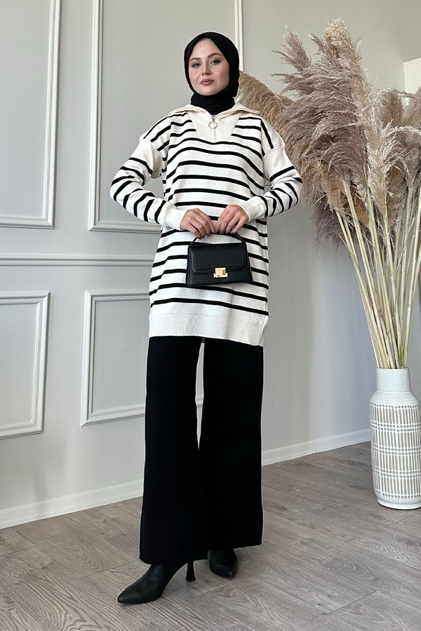 InStyle-Komplet dzianinowy z golfem w paski w kolorze ecru 1