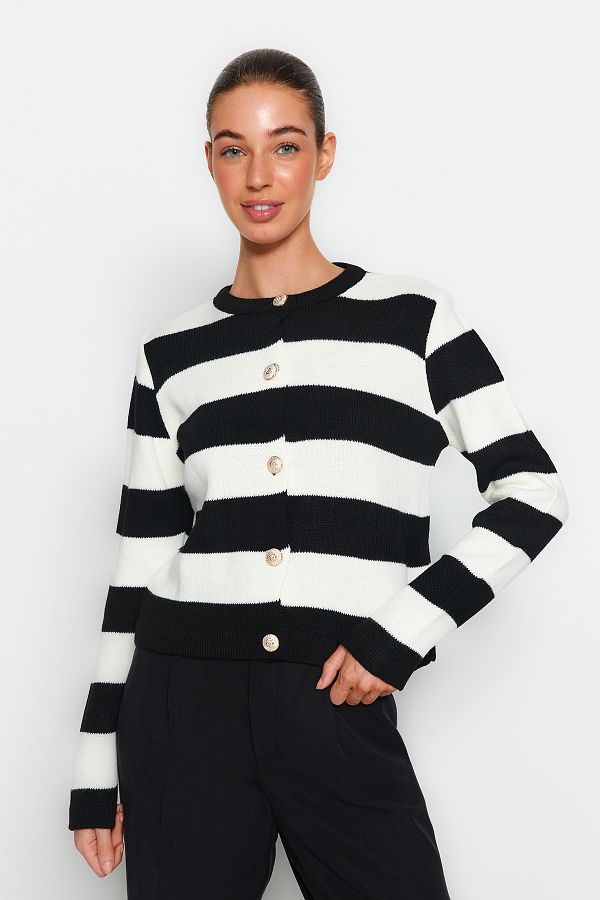 Trendyol Collection-Ecru gestreifter Strick-Cardigan – Jacken-Look, TWOAW24HI00091 1