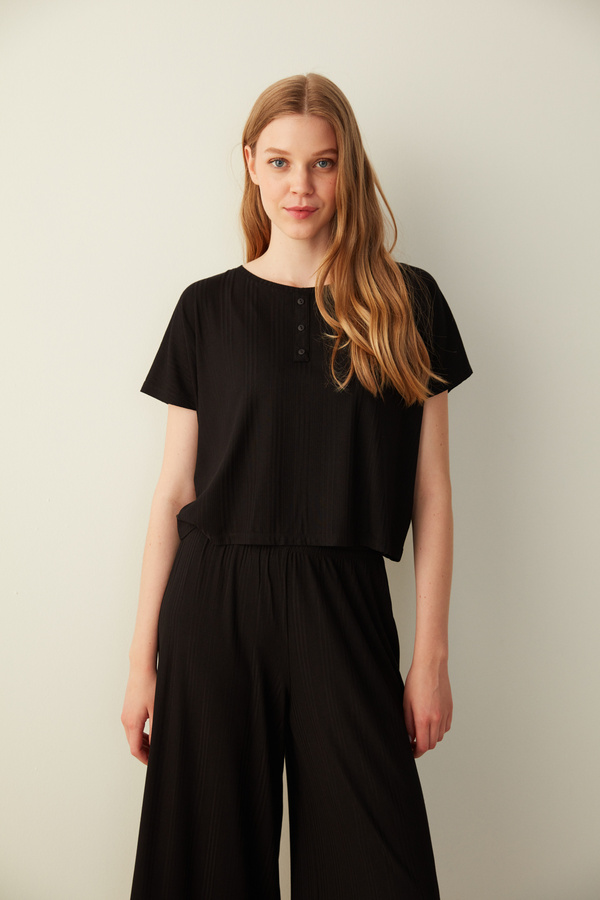 Penti-Schwarzes T-Shirt-Pyjamaoberteil mit Kragen und Knopfleiste 1