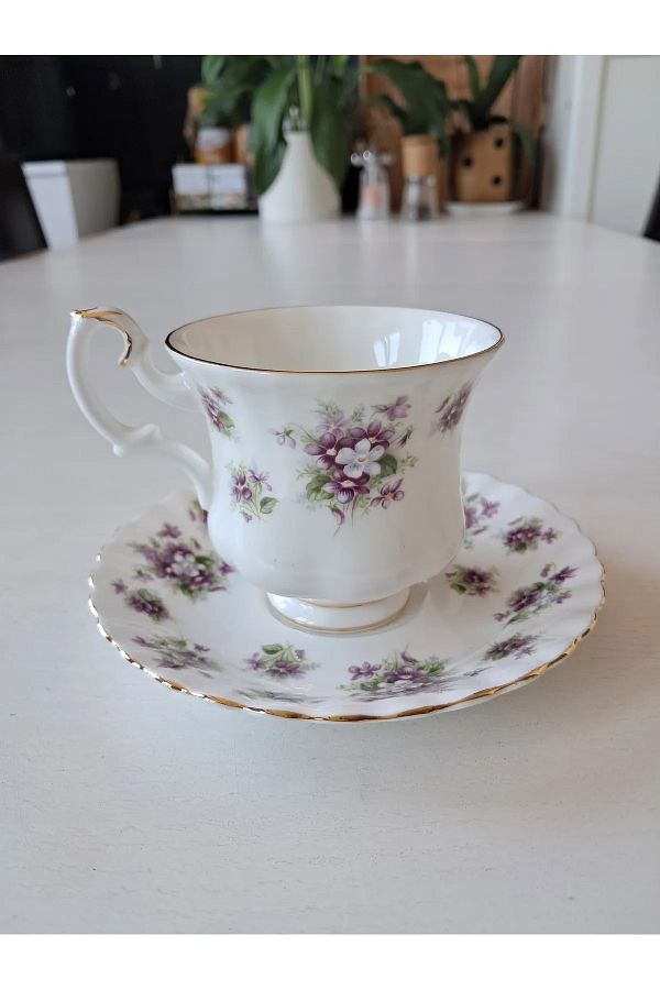 Royal Albert-Pleated Violets Bone China Vintage Violet - Teacup 1