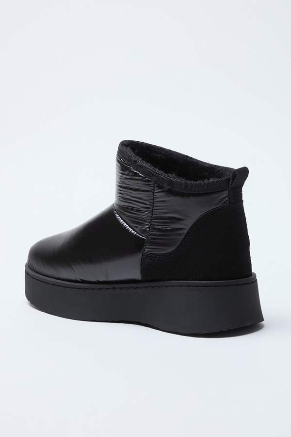 Black short womens boots 2025