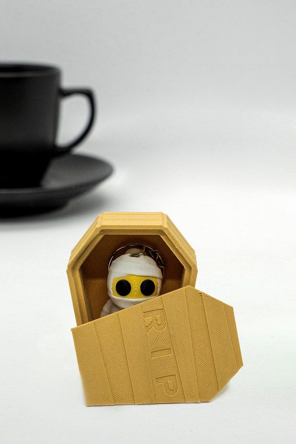 BloomLab-Mummy Yellow 3D Moving Keychain and''Rip'' Casket Set 1