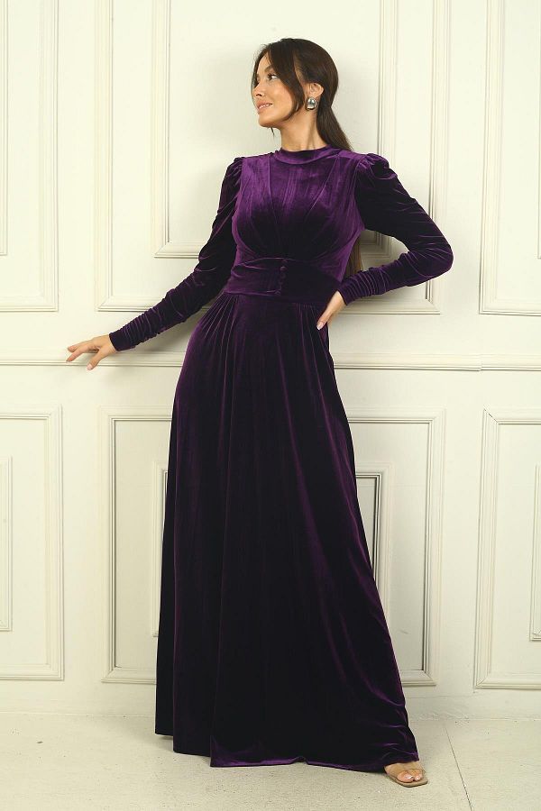 By Saygı-Langes Samtkleid – drapiert, Knopfdetail und plissiert 1
