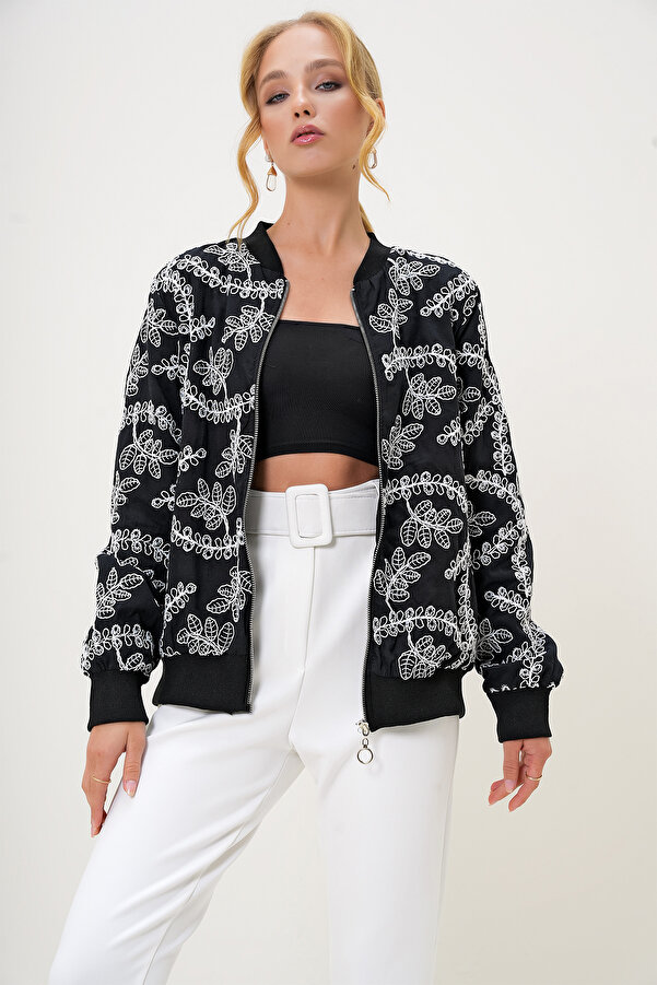 Trend Alaçatı Stili Schwarze, bestickte, saisonale Bomberjacke für