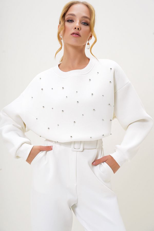 Trend Alaçatı Stili-Weißes Perlen-Damen-Sweatshirt mit Rundhalsausschnitt ALC-X13177 1