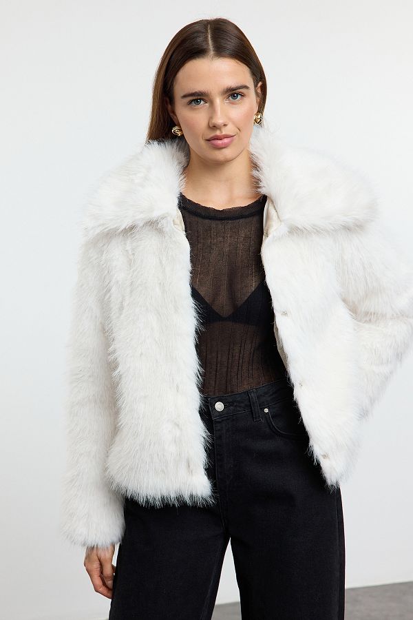 Trendyol Collection-Weißer Pelzmantel mit normaler Passform TWOAW25MO00314 1