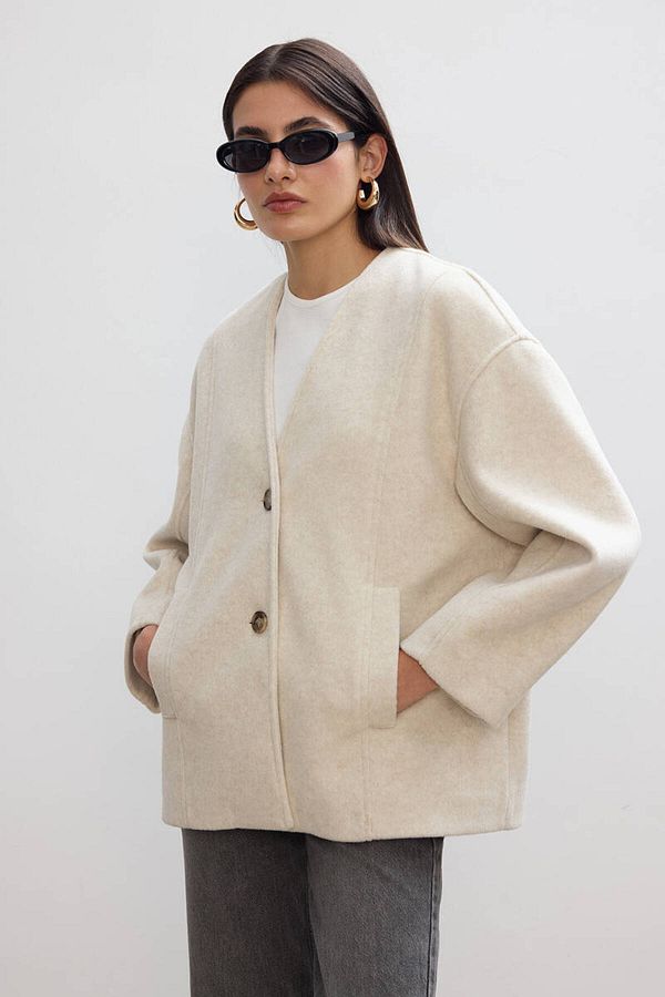 BE BLUE-Ecru Minimal Short Spoon Coat 1