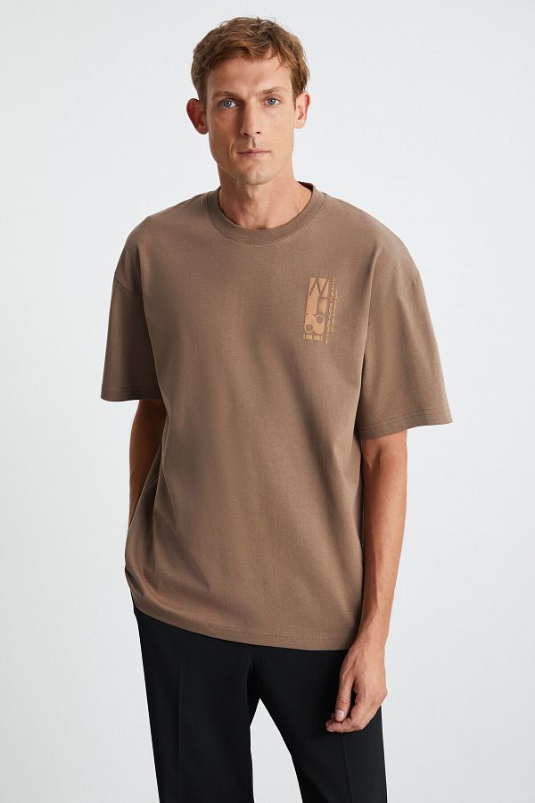 GRIMELANGE-Ανδρικό μπλουζάκι Antonio Oversize Mink - 100% οργανικό βαμβάκι, λεπτομέρεια εκτύπωσης 1