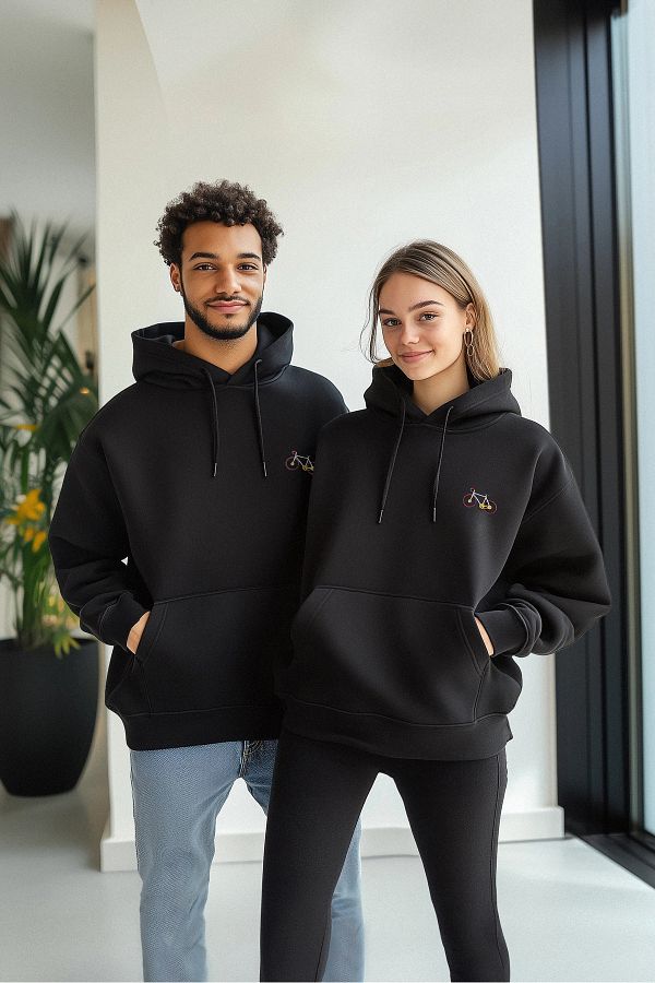 Trendyol Collection-Schwarzes, minimal besticktes Baumwoll-Sweatshirt aus Fleece-Schnitt - TMNAW24sw00096 1