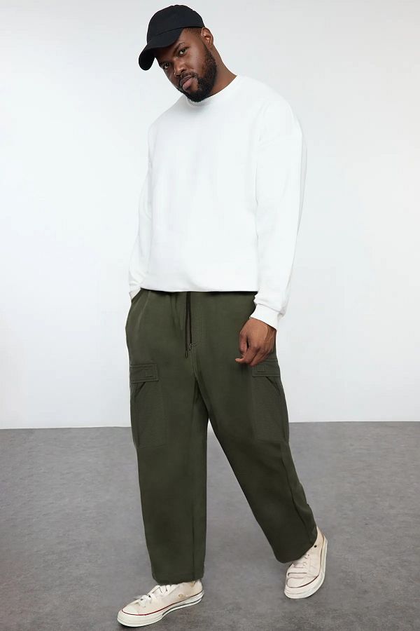 Trendyol Collection-Khakifarbene Cargo-Taschen-Jogginghose in Übergröße – breiter Schnitt aus 100 % Baumwolle TMNAW25AJ00008 1