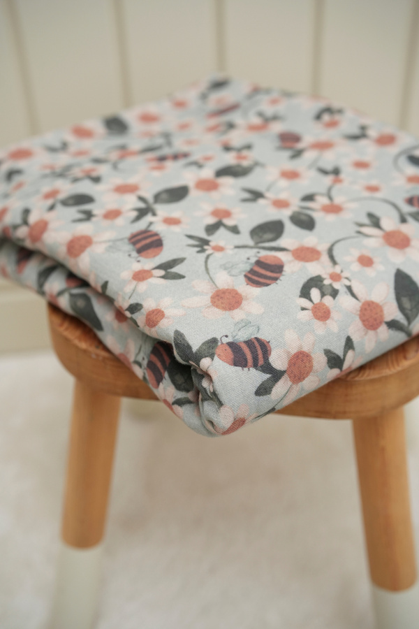 Tuğba Kuğu Baskılı Müslin Kumaş  | Daisies And Bees