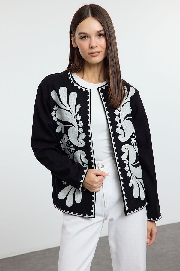 Trendyol Collection-Jachetă neagră obișnuită cu detaliu de prelucrare a mucegaiului, haină subțire TWOAW25MO00326 1