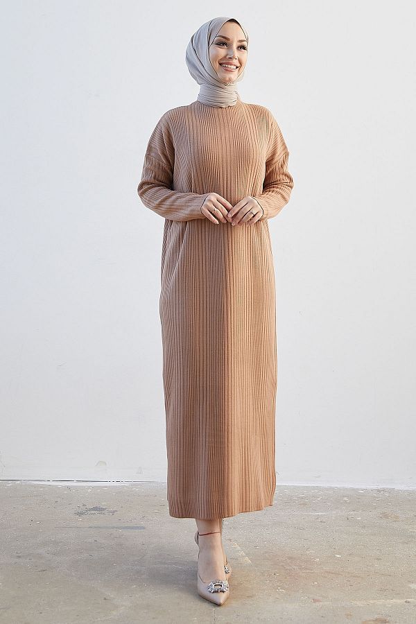 InStyle-Langes Strickkleid mit Rollkragen von Arissa – Kamel 1