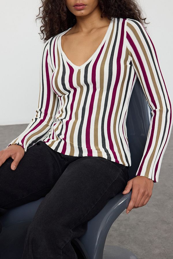 Edit by Trendyol-Ecru V-Neck Color Block Slim Knitwear Sweater Tedaw25Kz00054 1