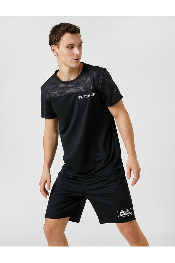Koton-Sport-T-Shirt mit Tarnmuster und detailliertem Slogan-Aufdruck, Rundhalsausschnitt 1