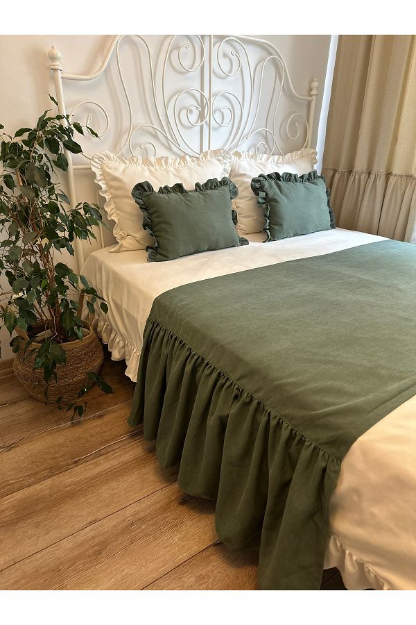 Decamor home-Green Ruffled Bed Runner and Throw Pillow Set with Inner Padding 1