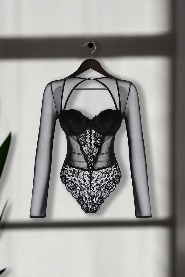 Trendyol Collection-Gestrickter Body mit schwarzem Spitzenausschnitt/Fensterdetail THMAW25BD00003 1