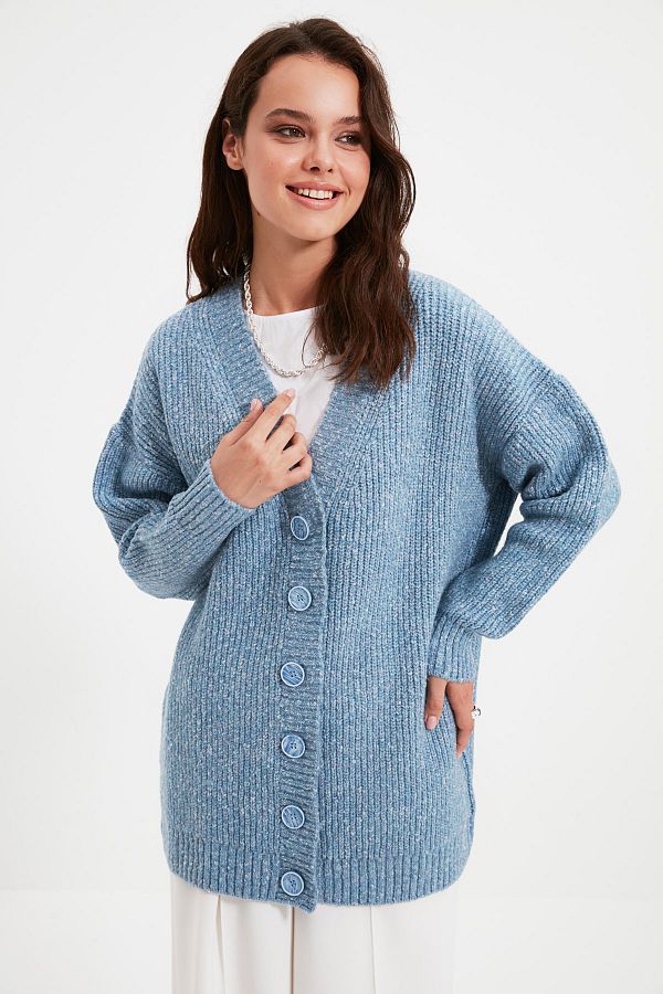 Trendyol Modest-Cardigan moale tricotat cu decolteu în V cu nasturi albastru TCTAW22HI0397 1