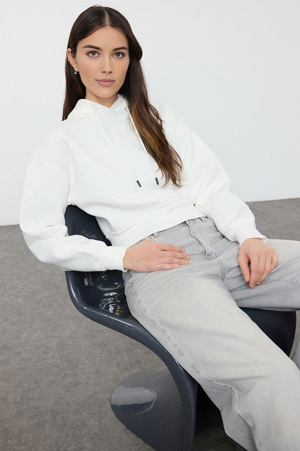 Trendyol Collection-Екрю Дебел полар от вътрешната страна на качулка Удобна кройка Основен плетен суичър TWOAW24SW00105 1