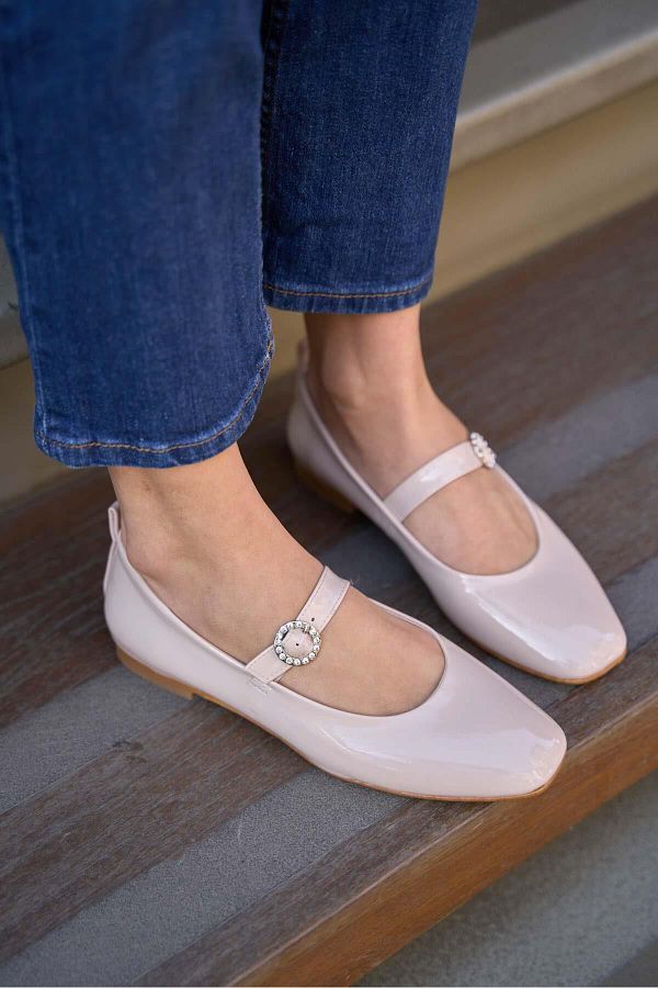 Madamra-Damen-Ballerinas aus cremefarbenem Lackleder mit stumpfer Zehenpartie und einem Riemen 1