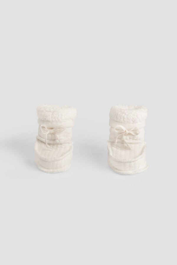 Little Gusto-Wellsoft Quilted Ecru Baby Booties 1