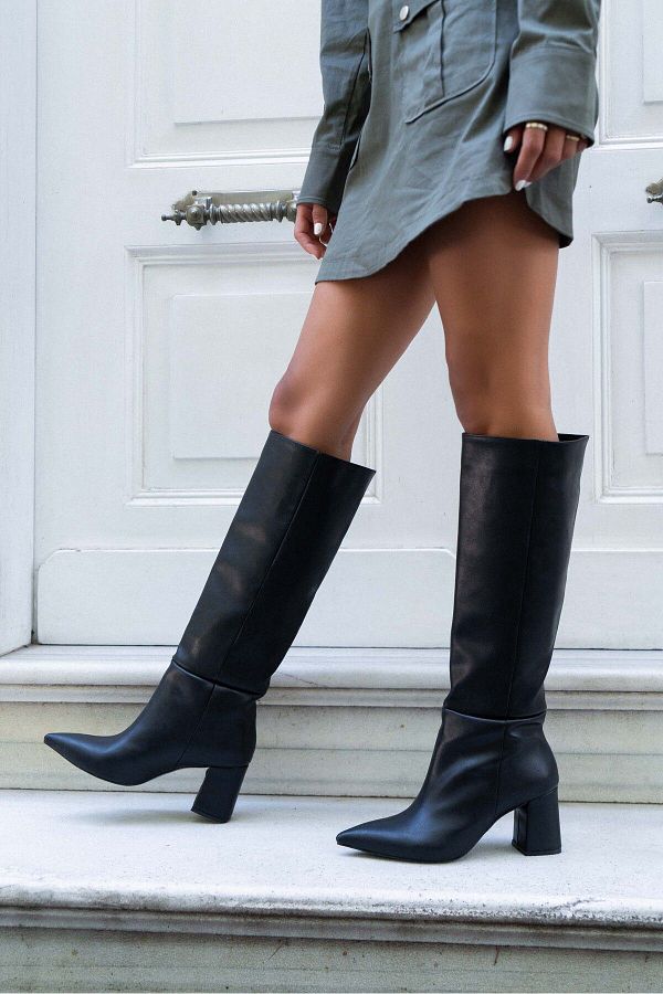 NİŞANTAŞI SHOES-Schwarze Briar-Stiefel mit spitzem Zehenbereich für Damen in Schwarz 1