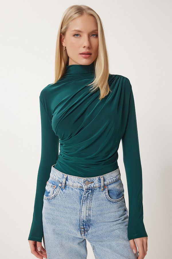 Happiness İstanbul-Dunkelgrüne geraffte, detaillierte Sandy-Bluse mit hohem Kragen für Damen FF00135 1
