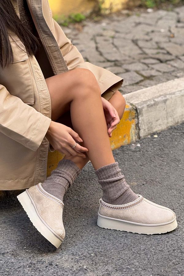 NİŞANTAŞI SHOES-Beżowe zamszowe i futrzane płaskie kapcie Sweet Sand Sabo House 1