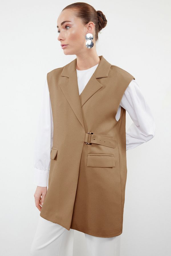 Trendyol Modest-Nerzfarbene gewebte Weste mit halber Taille und Gürtelverschluss TCTAW23YL00006 1