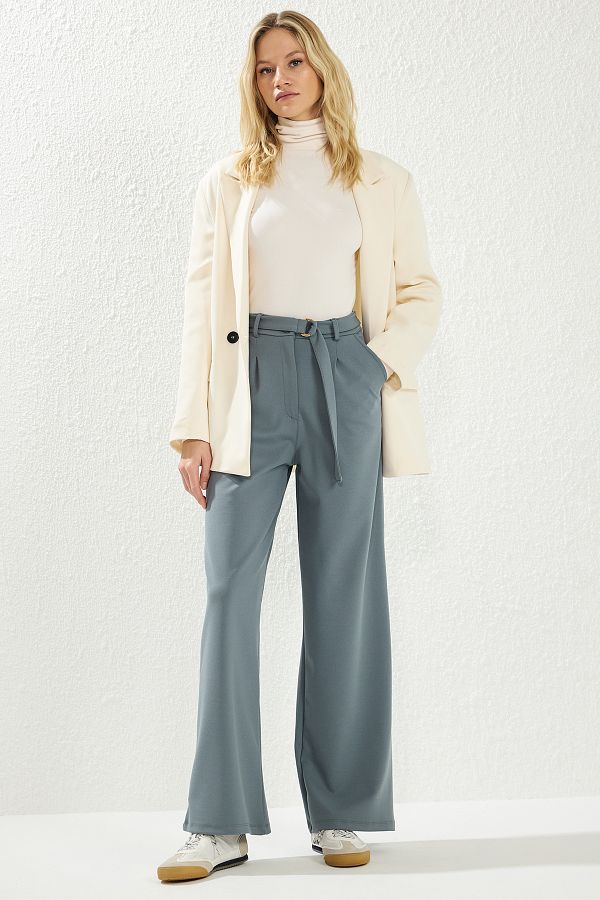 Trendyol Collection-Intelligente Krepphose mit hoher Taille und weitem Bein – Hellanthrazit mit Gürtel, gestrickt, TWOSS23PL00330 1