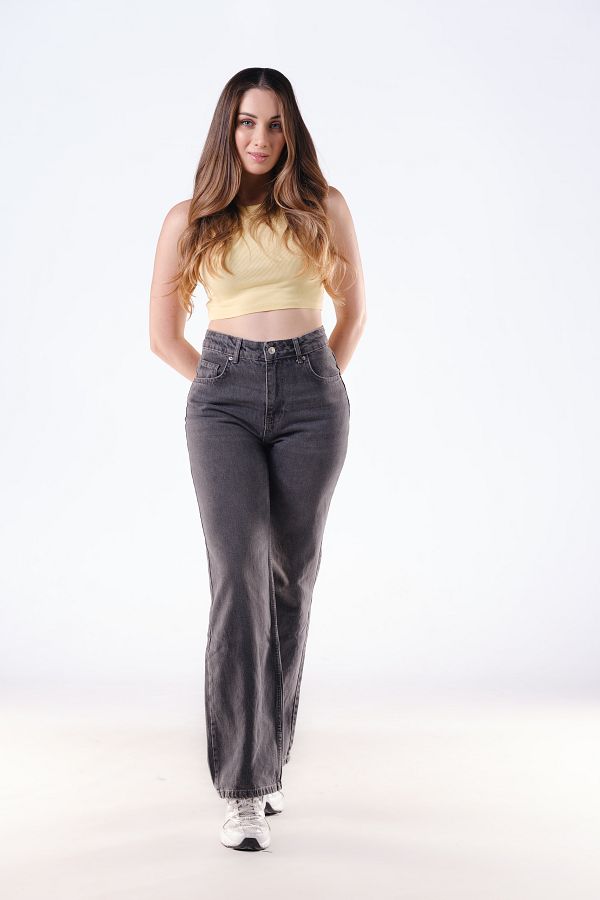 Novita-NOV25JE0004 Modell Schwarze breite Hose 1