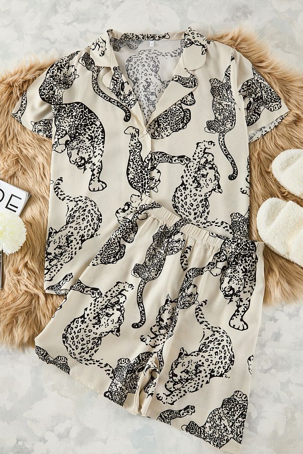 Trendyol Curve-Cremefarbenes, gewebtes Pyjama-Set mit Tigermuster und Hemdkragen TBBSS24AI00072 1