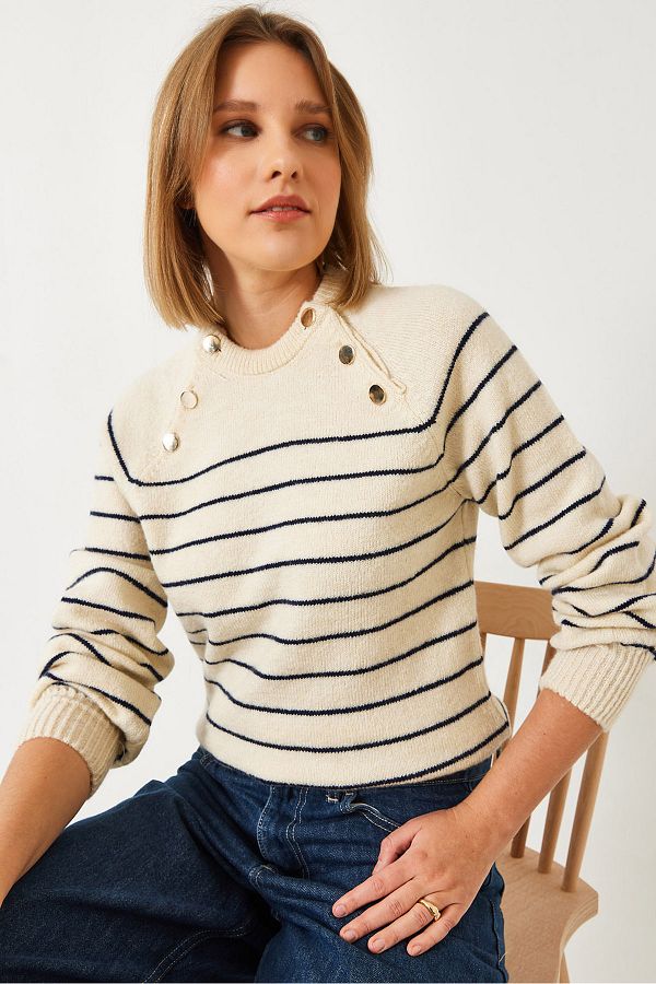 Bianco Lucci-Women's Buttoned Knitwear Sweater 20247582 1