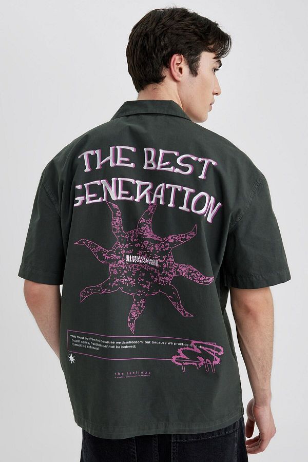 DeFacto-Baumwoll-Kurzarmshirt mit Apas-Kragen und Rückendruck – Relax Fit B9778ax24sm 1