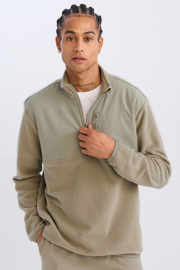 DeFacto-Sport-Sweatshirt aus Fleece mit Stehkragen und Reißverschluss – Standard-Passform D9226ax24wn 1