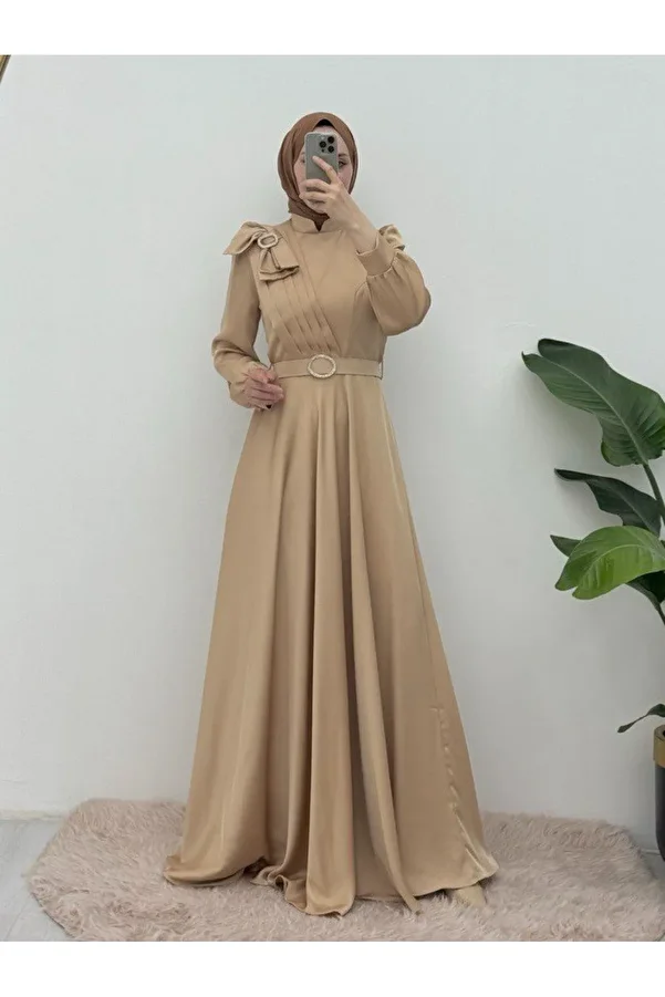 Modamorfo-Satin-Abendkleid mit Brosche, Schleife und Steingürtel 1