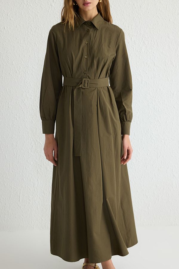 Trendyol Modest-Khakifarbenes, gewebtes Kleid mit Hemdkragen und Stoffgürtel TCTSS25EB00006 1