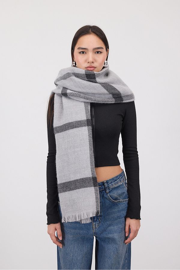 Addax-Shawl2021-A4 Model Patterned Shawl 1
