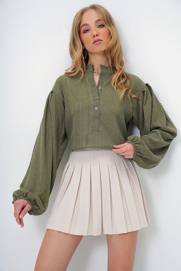 Trend Alaçatı Stili-Dámská světlá khaki převládající límec knoflík vpředu s balonovým rukávem texturovaná zavinovací košilová halenka Alc-X11872 1