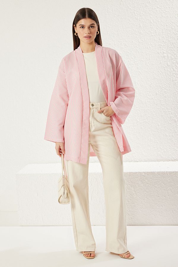 Trendyol Modest-Gewebter, mit Seersucker gestreifter, rosafarbener Kimono und Kaftan mit Gürtel – TCTSS23KK00001 1