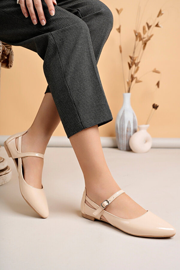 CALZENNE Single Strap Tan Beige Patent Leather Light Sole Women's