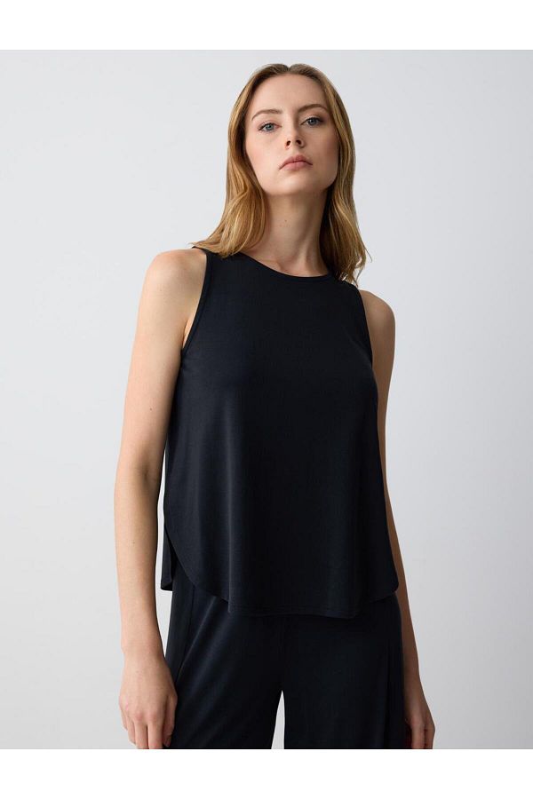 Jimmy Key-Black Loose Round Neck Knitted Undershirt 1