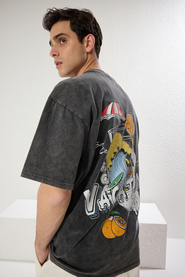 Trendyol Collection-Anthrazitfarbenes, übergroßes/breit geschnittenes, blass bedrucktes, dickes T-Shirt aus 100 % Baumwolle TMNSS25TS00015 1