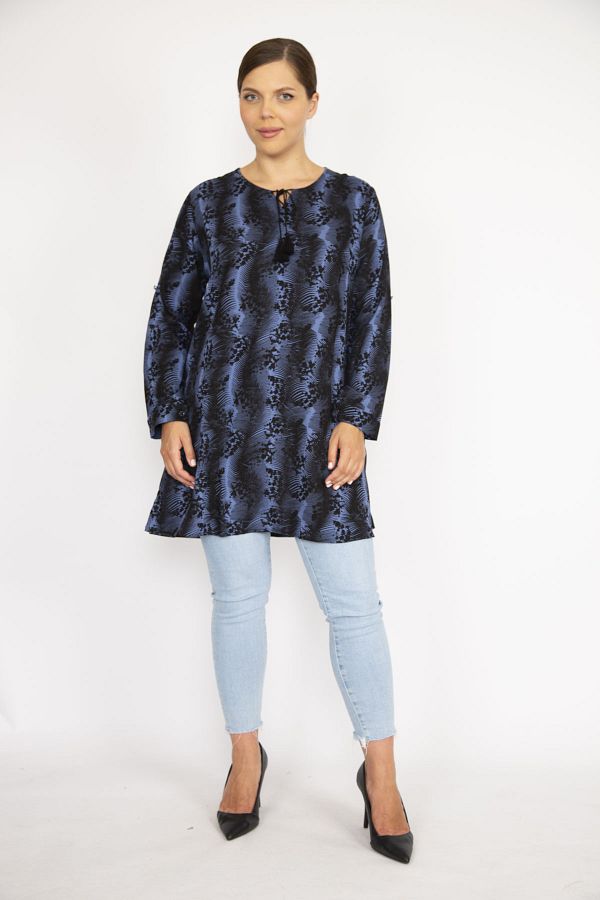 Şans-Niebieska tunika damska plus size z dekoltem w kształcie litery V i regulacją długości rękawa 65n36720 1