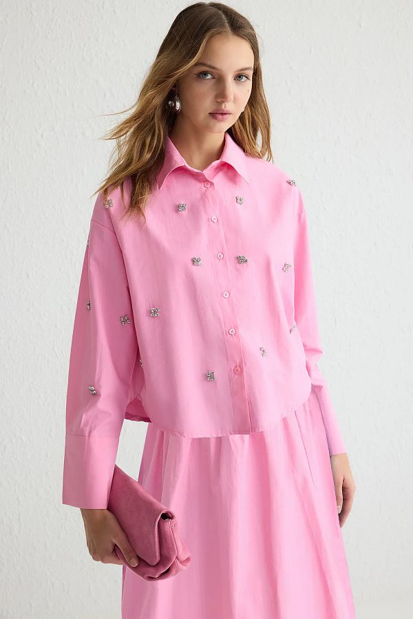 Trendyol Modest-Gewebtes Hemd mit rosa Stein-Accessoire-Detail TCTSS25TG00007 1