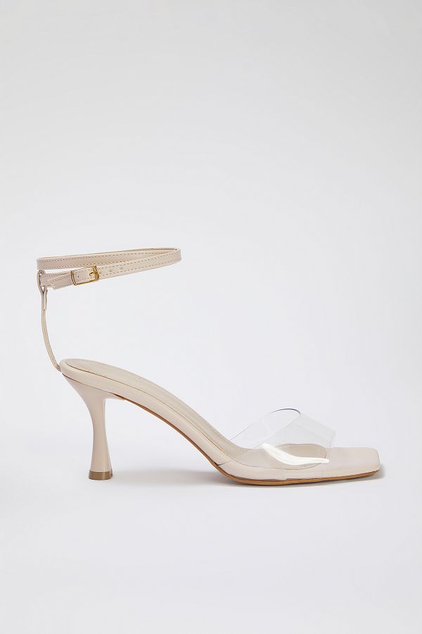 TRENDYOL SHOES-صندل نسائي بكعب عالٍ ومقدمة مربعة من الفينيل باللون البيج - TAKSS25TO00011 1