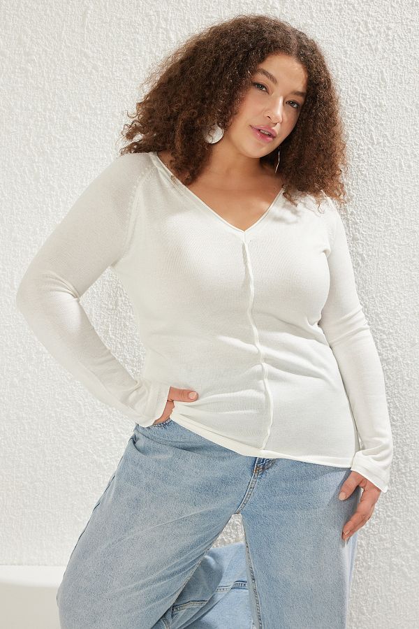 Trendyol Curve-Pulover tricot subțire cu decolteu în V cu cusături ecru TBBSS25AN00001 1