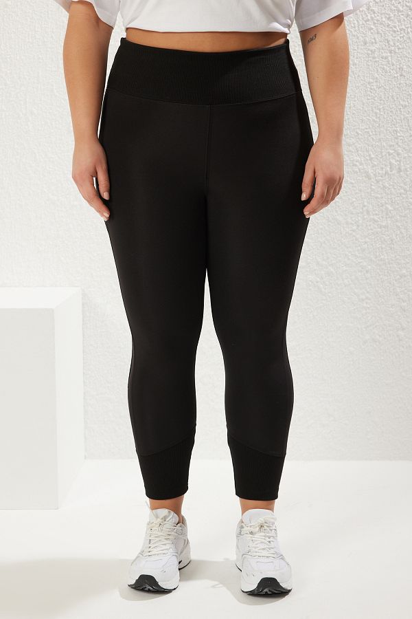 Trendyol Curve-Fekete magas derekú kötött nagy méretű leggings bordás részletekkel a lábon és a derekán TBBSS25BV00000 1