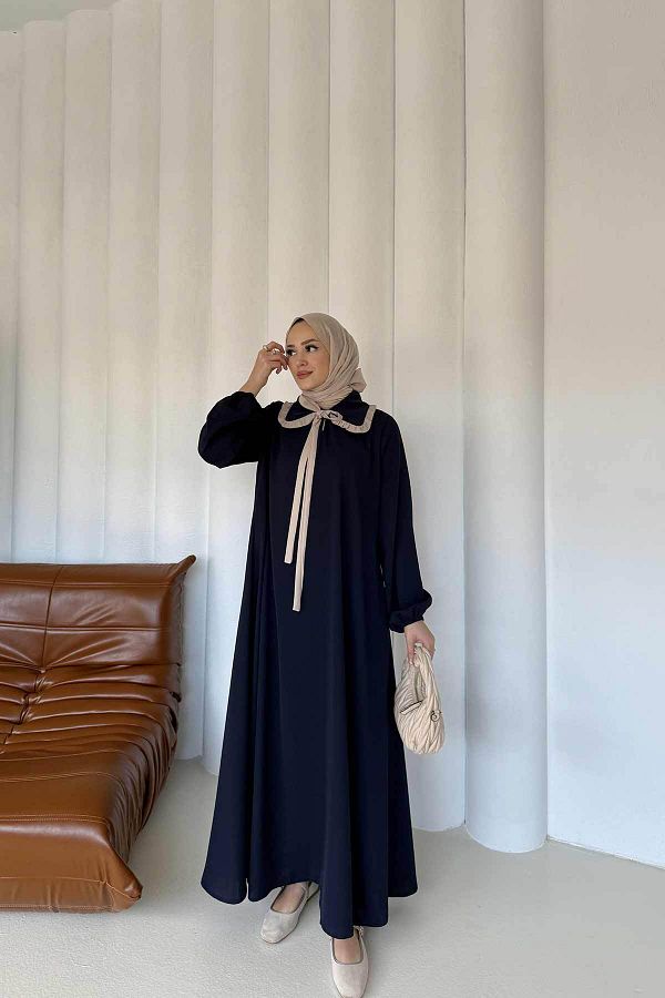 Melike Tatar-فستان بتفاصيل طية صدر السترة باللون الأزرق الداكن - 32-2309 1